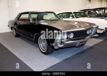 Dreiviertel Frontansicht einer 1964, ersten Generation, Buick Riviera, auf der London Classic Car Show 2020 zu sehen Stockfoto