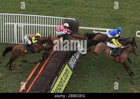 Rennsieger Cross of Honor, der von Richard Johnson geritten wurde, springt auf dem letzten Platz, während Betfair £40 m an British Racing Handicap Chase - Horse RAC begeht Stockfoto