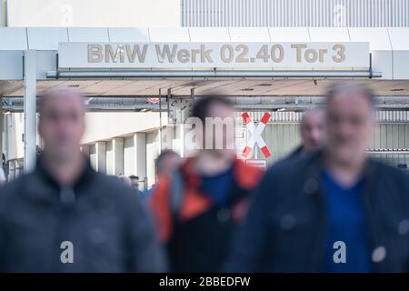 Dingolfing, Deutschland. März 2020. Schichtwechsel im BMW-Werk. BMW hat für März knapp 20.000 Mitarbeiter für Kurzarbeit bei der Bundesagentur für Arbeit registriert. Die meisten sind in den Werken in Dingolfing, München, Regensburg und Leipzig beschäftigt, teilte eine Sprecherin am 31. März 2020 auf Anfrage mit. Credit: Armin Weigel / dpa / Alamy Live News Stockfoto