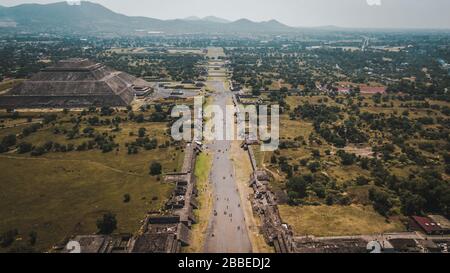 Luftaufnahme der Sonnenpyramide Teotihuacan. Mexiko. Blick von der Pyramide des Mondes. Stockfoto