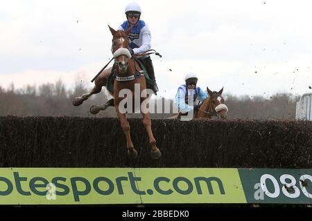 Der Rennsieger Savant Bleu, der von Nick Scholfield im Springreiten während der Betfair geritten wurde, kann sich nicht mit weniger Anfängern von Chase - Horse Racing in Fakenha begnügen Stockfoto