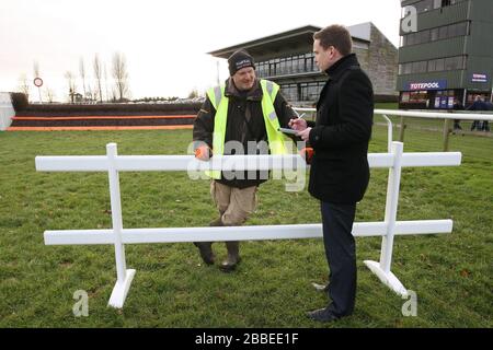 Ein Trestle wird eingesetzt, um den Zaun durch die Ziellinie zu blockieren, die beim letzten Meeting irrtümlich gesprungen wurde - Pferderennen auf der Rennbahn Fakenham, Stockfoto