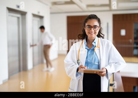 Junge Ärztin in einem Krankenhaus Stockfoto