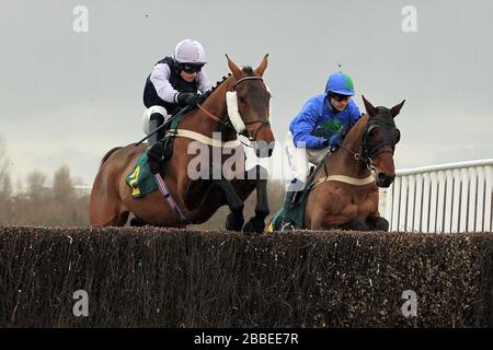 Feines Pergament, das von Mr. H A Bannister im Springreiten während des Betfair Commit £40 m an British Racing Handicap Chase - Horse Racing at Faken geritten wurde Stockfoto