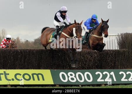 Feines Pergament, das von Mr. H A Bannister im Springreiten während des Betfair Commit £40 m an British Racing Handicap Chase - Horse Racing at Faken geritten wurde Stockfoto