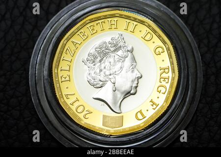 Eine Nahaufnahme der neuen 12-seitigen silbernen £1-Münze, die 2017 von der Royal Mint ausgegeben wurde Stockfoto