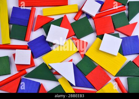 Mehrfarbigen Hintergrund von kleinen geometrischen Figuren in verschiedenen hellen Farben Stockfoto