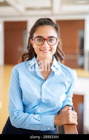 Business-Porträt einer jungen Indianerin Stockfoto