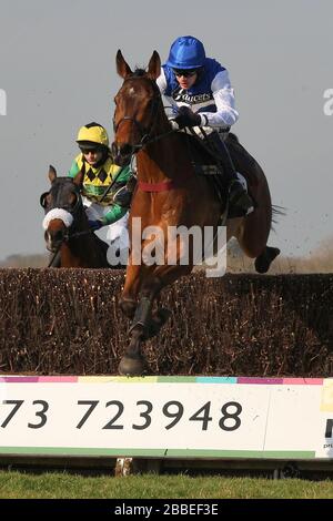 Rennsieger entspannen sich von Aidan Coleman in Aktion in der SVS Securities Preferred Partnership für IFAs Novices Handicap Stockfoto