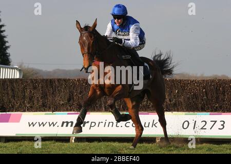 Der Rennsieger Relax, der von Aidan Coleman geritten wurde, räumt den letzten in der SVS Securities Preferred Partnership für IFAs Novices Handicap ein Stockfoto