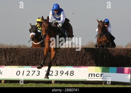 Rennsieger entspannen sich von Aidan Coleman in Aktion in der SVS Securities Preferred Partnership für IFAs Novices Handicap Stockfoto