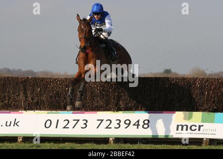 Der Rennsieger Relax, der von Aidan Coleman geritten wurde, räumt den letzten in der SVS Securities Preferred Partnership für IFAs Novices Handicap ein Stockfoto