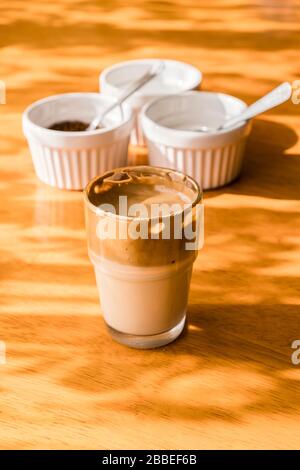 Dalgona Coffee, TikTok Trending Drink, mit Zutaten - Kaffee, Zucker und Wasser. Stockfoto