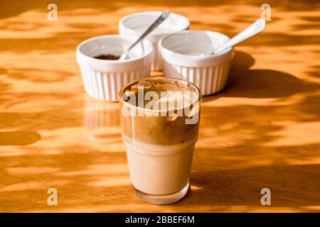 Dalgona Coffee, TikTok Trending Drink, mit Zutaten - Kaffee, Zucker und Wasser. Stockfoto