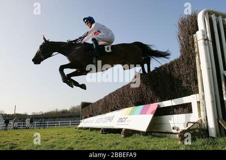 Küchenkredit, der von Sam Jones geritten wird, springt während der SVS Securities Preferred Partnership für IFAs Novices Handicap Stockfoto