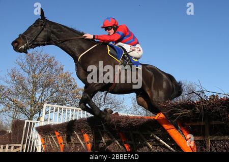 Toreador von Sam Twiston-Davies im Springreiten während der Hempton National Hunt Maiden Hürde geritten Stockfoto