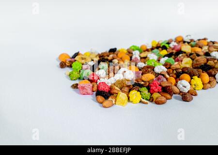 Mischung aus Nüssen, Trockenfrüchten auf weißem Grund Stockfoto