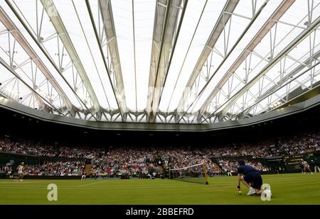 Eine allgemeine Spielansicht zwischen der britischen Laura Robson und der kolumbianischen Mariana Duque-Marino unter dem Dach auf dem Centre Court Stockfoto