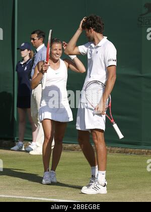 Robin Haase aus den Niederlanden und Alicja Rosolska aus Polen reagieren in ihrem gemischten Doppelspiel gegen Jonathan Marray und Heather Watson aus Großbritannien während des sechsten Tages der Wimbledon Meisterschaften im All England Lawn Tennis and Croquet Club, Wimbledon. Stockfoto