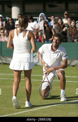 Robin Haase aus den Niederlanden und Alicja Rosolska aus Polen reagieren in ihrem gemischten Doppelspiel gegen Jonathan Marray und Heather Watson aus Großbritannien während des sechsten Tages der Wimbledon Meisterschaften im All England Lawn Tennis and Croquet Club, Wimbledon. Stockfoto