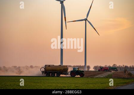 Traktor, der im Frühjahr ein Feld arbeitet, Gärrückstände, Restslurry aus Biogasanlagen, auf Getreidefeldern, Deutschland Stockfoto