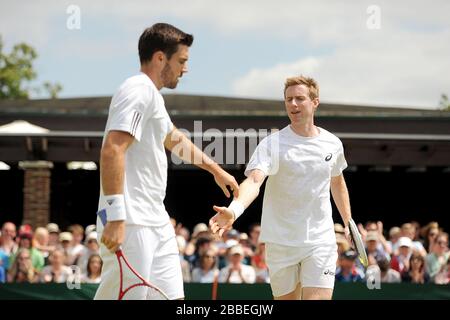 Großbritanniens Jonathan Murray (rechts) neben Partner Colin Fleming in ihrem Spiel gegen den Schweden Robert Lindstedt und den Kanadas Daniel Nestor am siebten Tag der Wimbledon Meisterschaften im All England Lawn Tennis and Croquet Club, Wimbledon. Stockfoto