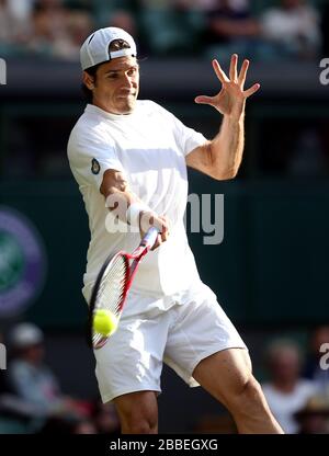 Deutschlands Tommy Haas im Einsatz gegen Serbiens Novak Djokovic Stockfoto