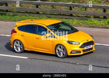 2016 gelber Ford Focus St-3 Turbo; fahrende Fahrzeuge, Fahrzeugfahrten, Straßen, Motoren, Fahren auf der Autobahn M6 Stockfoto