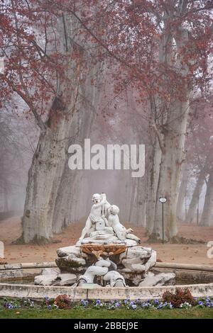 Boticaria-Brunnen im Winter in den Gärten von Aranjuez, Madrid. Aranjuez, Dezember 2017 Stockfoto