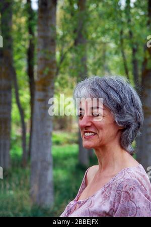 Reife Frau im Wald. Stockfoto