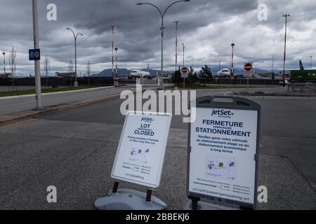 RICHMOND, BC, KANADA - MAR 29, 2020: Ein geschlossenes Schild auf einem Parkplatz bei YVR mit einem Flugzeug, das im Hintergrund während des COVID-19-Coronavirus geparkt wurde Stockfoto