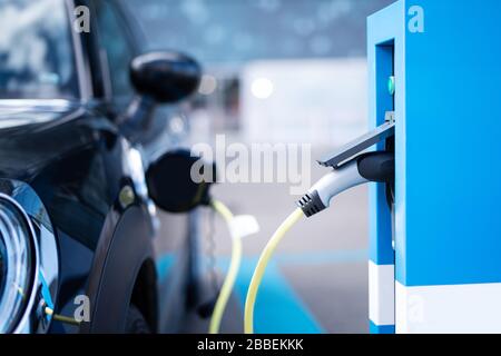 Ein modernes Auto an einer Ladestation für Elektroautos Stockfoto