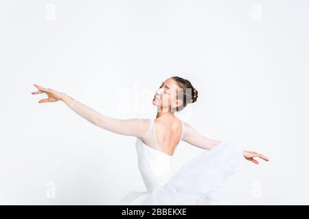 Junge Ballerina übt Ballettzüge im Studio aus Stockfoto