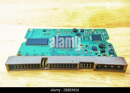 Die Schaltkreise für das IDE-Festplattenlaufwerk auf dem Holztisch. Stockfoto