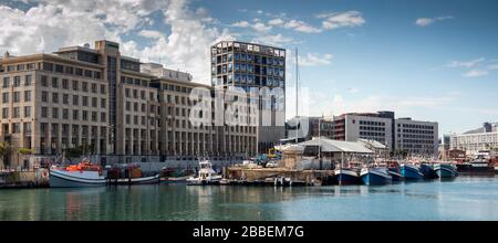 Südafrika, Westkaper, Kapstadt, Victoria und Alfred, regenerierter Hafenbereich, Arbeitsboote in Becken vermoorten, Panorama Stockfoto