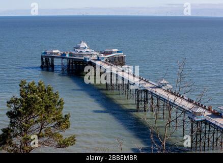 Der Pier in Llandudno, Nordwales, steht leer, während Großbritannien in Sperrungen weitergeht, um die Ausbreitung des Coronavirus einzudämmen. Stockfoto