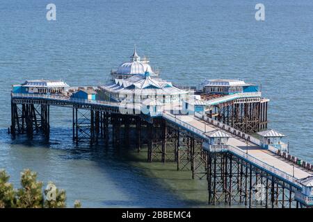 Der Pier in Llandudno, Nordwales, steht leer, während Großbritannien in Sperrungen weitergeht, um die Ausbreitung des Coronavirus einzudämmen. Stockfoto