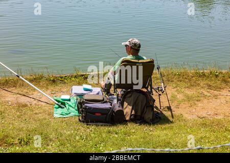 Angler an einem See im Gewerbegebiet Greenhithe in der Nähe von Dartford, Kent, Großbritannien Stockfoto