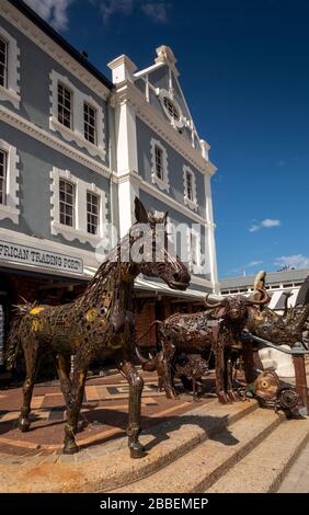 Südafrika, Westkaper, Kapstadt, Victoria und Alfred Waterfront, Tierskulpturen aus geschweißtem Stahl außerhalb des afrikanischen Trading Port Shops Stockfoto