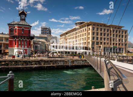 Südafrika, Westkaper, Kapstadt, Victoria und Alfred Waterfront, Drehbrücke am historischen Uhrturm, früher Port Kapitän's Office Stockfoto