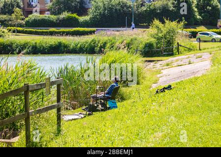 Angler an einem See im Gewerbegebiet Greenhithe in der Nähe von Dartford, Kent, Großbritannien Stockfoto