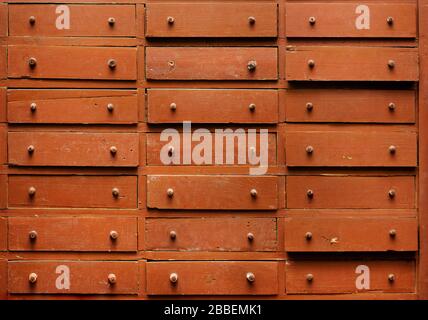 Hintergründe und Texturen: Alter brauner holzschrank mit Schubladen, Nahaufnahme Stockfoto