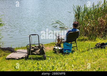 Angler an einem See im Gewerbegebiet Greenhithe in der Nähe von Dartford, Kent, Großbritannien Stockfoto