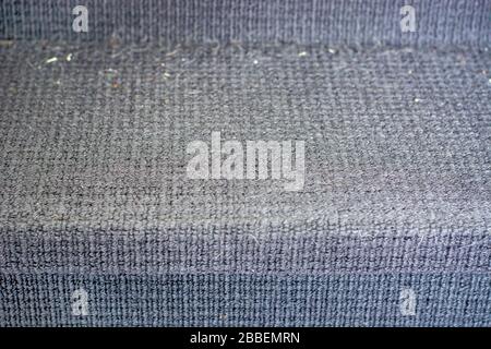 Schmutz und Staub auf der Treppe, die mit Teppich bedeckt ist. Muss gesaugt werden. Stockfoto