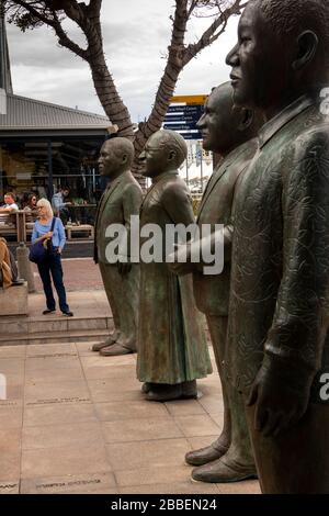 Südafrika, Westkaper, Kapstadt, Victoria und Alfred Waterfront, Nobelplatz, Statuen von 4 Nobelpreisträgern Laureates, Desmond Tutu, ehemalige St Stockfoto