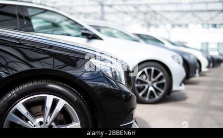 Autos in Folge bei einem Autohändler, Neuwagen und Gebrauchtwagen Stockfoto