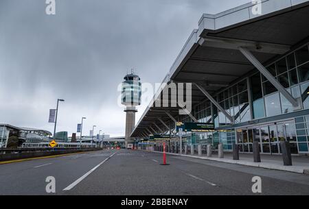 RICHMOND, BC, KANADA - MAR 29, 2020: Abflugterminal am YVR-Flughafen aufgrund von Flugreduzierungen im Licht des COVID 19 Coronavirus völlig leer Stockfoto