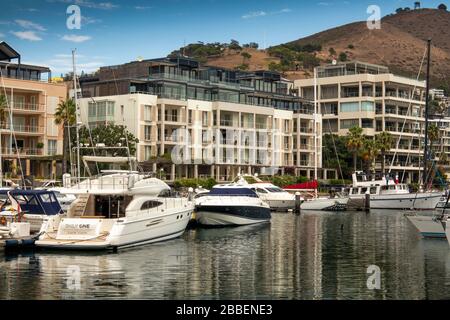 Südafrika, Westkaper, Kapstadt, Victoria und Alfred Waterfront, luxuriöse Sozialfreizeitfahrzeuge vor dem Wasser, teures Wassergehäuse Stockfoto