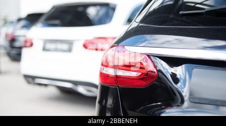 Eine Reihe von Neuwagen bei einem Autohändler Stockfoto