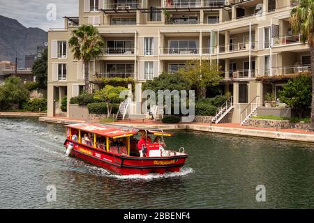 Südafrika, Westkappo, Kapstadt, Victoria und Alfred Waterfront, Red City Sightseeing Kreuzfahrtschiff, das durch den Upmarket Waterside Housing führt Stockfoto